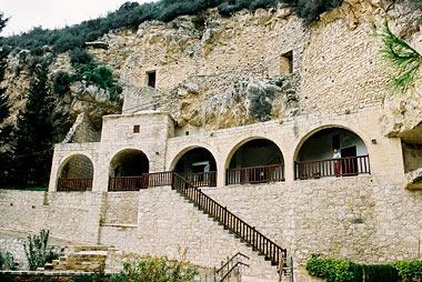 Μοναστήρι Αγίου Νεοφύτου Το μοναστήρι του Αγίου Νεοφύτου βρίσκεται 10 km έξω από την Πάφο, κοντά στο χωριό Τάλα. Ιδρύθηκε από τον Άγιο Νεόφυτο το 1159.