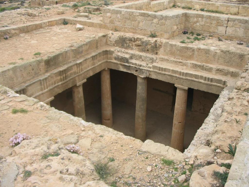 Οι τάφοι των Βασιλέων Διασκορπισμένοι σε μια τεράστια έκταση, οι εντυπωσιακοί υπόγειοι τάφοι
