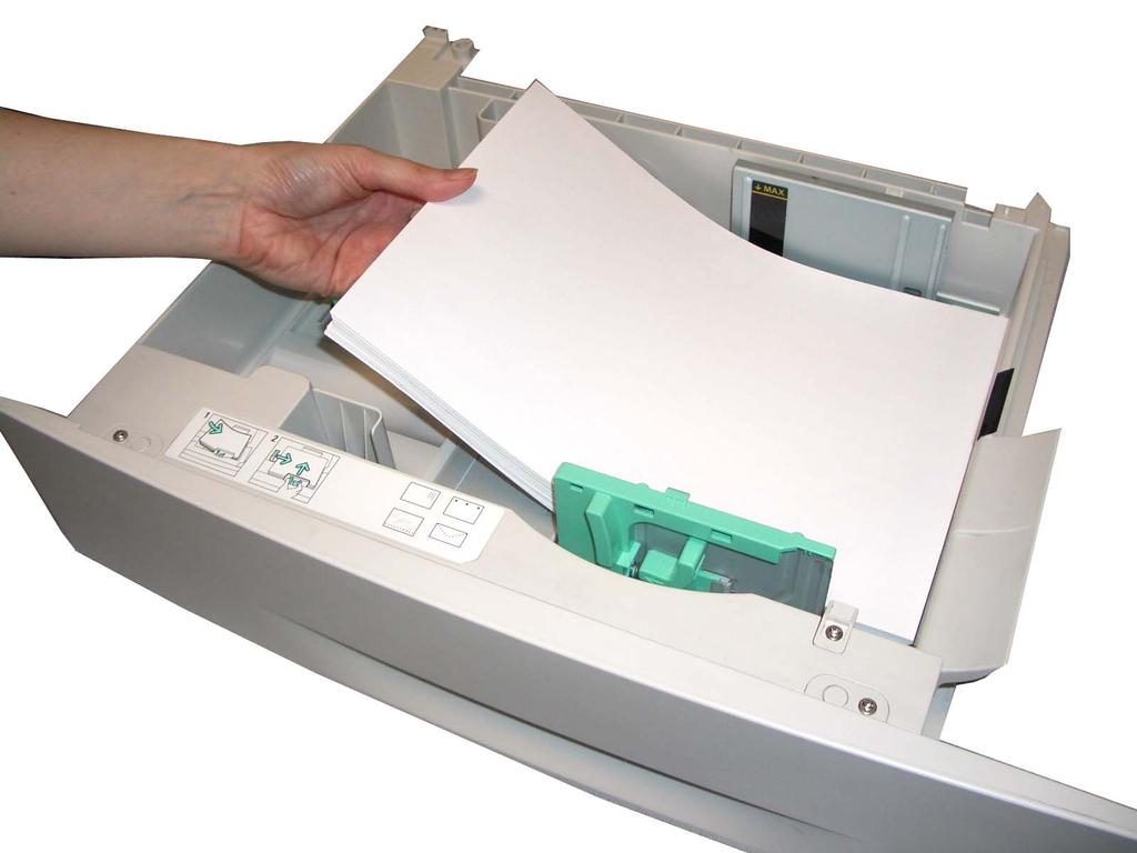 8 Χαρτί και άλλα µέσα Οι δίσκοι χαρτιού µπορούν να χωρέσουν µέχρι 520 φύλλα χαρτιού bond, βάρους 80 g/m 2. 3. Φυλλοµετρήστε το χαρτί και τοποθετήστε το µέσα στο δίσκο.