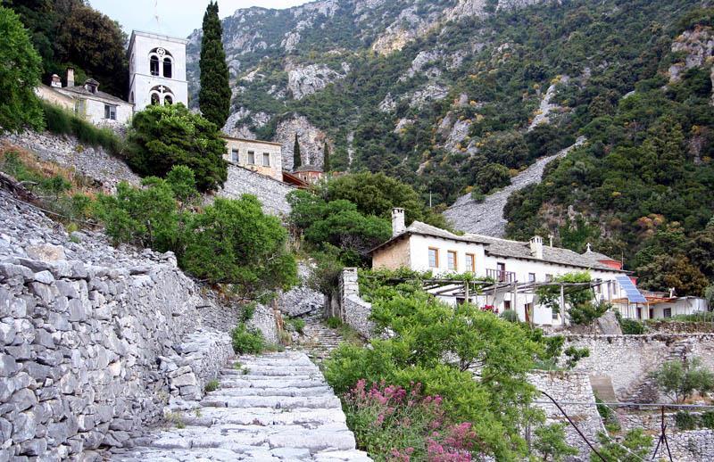 ΣΚΗΤΗ ΑΓΙΑΣ ΤΡΙΑΔΟΣ - ΚΑΥΣΟΚΑΛΥΒΙΑ Η Σκήτη Αγίας Τριάδος, επονομαζόμενη Καυσοκαλυβίων, βρίσκεται στο Νότιο τμήμα της Αθωνικής χερσονήσου, σε περιοχή έντονα βραχώδη και επικλινή και σε 100 μέτρα