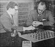 Ο Εικόνα 14 Σκάκι Alan Turing, ένας Βρετανός μαθηματικός, ανέπτυξε ένα θεωρητικό πρόγραμμα σκάκι υπολογιστή ως παράδειγμα της νοημοσύνης των μηχανών.