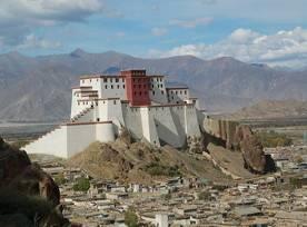 6η ΗΜΕΡΑ: ΛΑΣΑ - ΤΣΕΤΑΝΓΚ Πρωινή αναχώρηση για το Τσετάνγκ, την πρωτεύουσα της επαρχίας Σαννάν, που θεωρείται από πολλούς η κοιτίδα του Θιβετιανού πολιτισμού.