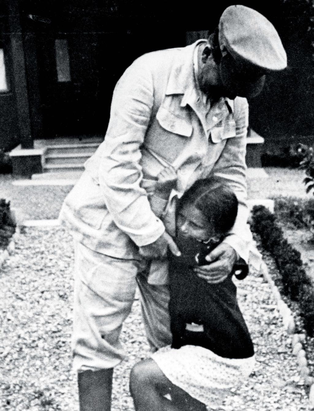 ΙΣτορΙΑ Στην αγκαλιά του «Πατερούλη» Ο Στάλιν στην ντάτσα του με την ηλικίας εννέα ετών Σβετλάνα, το