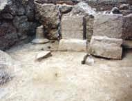 Εικ. 12. Θέση «Μάρμαρα» Αιγείρας. Άποψη του ιερού. Κατουρλά στην Κερύνεια εντοπίστηκαν τα λείψανα εκτεταμένου πρωτοελλαδικού οικισμού. Η ανασκαφή άρχισε τον Αύγουστο του 2009 και συνεχίζεται.