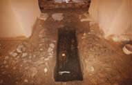 ΣΚΑΡΜΙΓΚΑΣ, Ι.Ν. ΜΕΤΑΜΟΡΦΩΣΗΣ ΤΟΥ ΣΩΤΗΡΟΣ Εικ. 14-15. Ανασκαφή κυρίως ναού. Τάφος 1. 146 Εικ. 16. Ανασκαφή Ιερού Βήματος. Όστρακα εφυαλωμένων αγγείων.