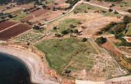 Εικ. 7. Ζώνη. Αεροφωτογραφία του αρχαιο - λογικού χώρου. Εικ. 8. Πλωτινόπολη Διδυμοτείχου. Το εσωτερικό του πηγαδιού.