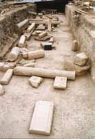 Ανασκαφικές έρευνες που πραγματοποιήθηκαν στο βορειο - δυτικό τμήμα της πόλης, μαρτυρούν ότι ο χρό - νος κατασκευής των τειχών της Πέλλας μπορεί να συνδεθεί με το τέλος του 3ου αιώνα, ενώ κινητά
