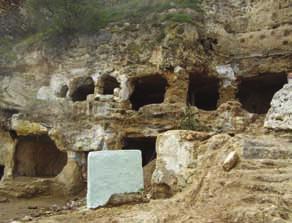 15η ΕΦΟΡΕΙΑ ΒΥΖΑΝΤΙΝΩΝ ΑΡΧΑΙΟΤΗΤΩΝ Εικ. 1. Άποψη των νεοευρεθέντων σπηλαίων κάτω από τον πύργο της βασιλοπούλας.