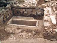 Μυτιλήνης - Θερμής Οι εκτεταμένες εκσκαφικές εργασίες έφεραν στο φως τμήματα της ελληνιστικής οχύρωσης της πόλης και νεκροπόλεις των κλασικών και ρωμαϊκών χρόνων (εικ. 4, 6).