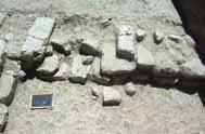 Σύμφωνα με την εισηγμένη από τη μινωική Κρήτη κεραμική, το κτήριο αντιστοιχεί στην πρώιμη μεσομινωική ΙΙΙΑ φάση των παλαιών ανακτόρων.