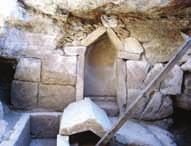 300 Από τις ανασκαφές που διεξήχθησαν στην περιοχή των εκτεταμένων αρχαϊκών και κλασικών νεκροπόλεων της Ιαλυσίας, στη σημερινή κωμόπολη της Κρεμαστής, έγινε και πάλι φανερό ότι οι τάφοι είχαν