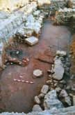 Το συντα - ρακτικό γεγονός είναι ότι ανάμεσα στους συνήθεις θαλαμοειδείς εντοπίστηκαν αρκετοί πρώιμοι λακκοειδείς τάφοι των υστερο μινωικών ΙΙ-ΙΙΙΑ1 χρόνων (1420-1375 π.χ. περίπου).