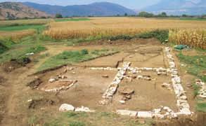 Εικ. 15. Αετός Φιλιατών. Αψιδωτή οικία. Εικ. 13. Παραμυθιά. Αγροικία. ελληνιστική περίοδο χρησιμοποιήθηκε αποκλει - στικά ως νεκρόπολη.