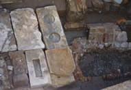 Σε σωστική ανασκαφή στο υπόγειο του κτηρίου αποκαλύφθηκαν τμήμα κτηρίου με στοά και δύο λιθόκτιστα πηγάδια, που χρονολογούνται στη μεταβυζαντινή περίοδο, αποθηκευτικοί σιροί και