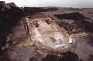 Στο πλαίσιο σωστικής ανασκαφής εξωτερικά του ναού εντοπίστηκαν κατάλοιπα τοιχοποιίας κατά μήκος του βόρειου και νότιου τοίχου και δάπεδο παλαιοχριστιανικών χρόνων. Κάστρο Χώρας, Ι.Ν.