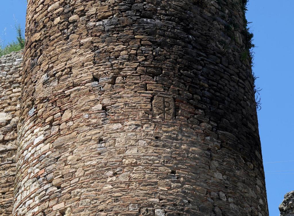 Α σκέλος τειχών, πύργος με μονόγραμμα του πρωτοστράτορα