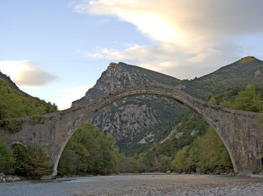 ΓΕΦΥΡΙ ΤΗΣ ΠΛΑΚΑΣ ΝΟΜΟς: Ιωαννίνων Σ ΚΟΙΝΟΤΗΤΑ: Ραφταναίοι ΤΟΠΟΘΕςΙΑ: Πλάκα ΠΟΤΑΜΟς: Άραχθος Καλαρρυτιώτικος