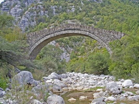 ΤΟ ΓΕΦΥΡΙ ΤΟΥ ΧΑΤΣΙΟΥ Νομός: Ιωαννίνων Κοινότητα: Τσεπέλοβο Τοποθεσία: Βικάκι