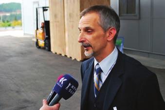 16 December 2009 Pod streho iz panelov nove SE je g. Hubert Golle novinarje informiral o delovanju elektrarne Predsednik uprave Robotine g.devid Palčič in župan občine g.