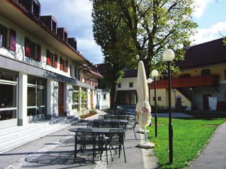 način: MLC in PE-Xa držala za cevi, ki so z ene strani samolepilne od 14 do 20 mm cevi. Ker se držala samolepilno prilegajo na podlago, lahko delo obvlada 1 izvajalec.