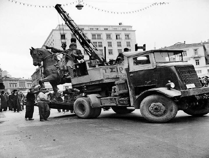 1950 Τοποθέτηση του αγάλματος του