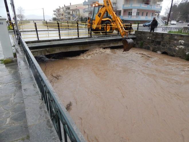 Στην περιοχή υπάρχουν πολλά ρέματα (ρ. Βρύσης, ρ. Τσακαλόρεμα, ρ. Λυκοδρόμου, ρ. Ζυγού-Κρυονερίου και ρ.