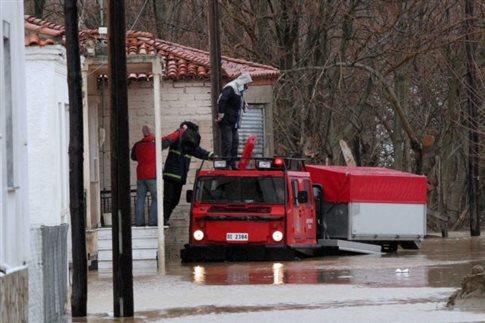 και σπίτια, ενώ η δυνατή βροχή, μετέτρεψε τους δρόμους σε χείμαρρους παρασύροντας καρέκλες και τραπέζια από καταστήματα.