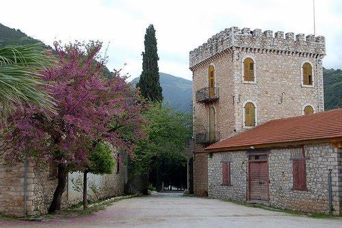 Achaia Clauss Η Achaia Clauss ιδρύθηκε το 1854 από τον Βαυαρό Γουσταύο Κλάους το 1854 και στη πορεία του χρόνου, το πάθος και η σοφία του μεταμόρφωσαν την μικρή οινοποιία σε ένα ολόκληρο οινικό