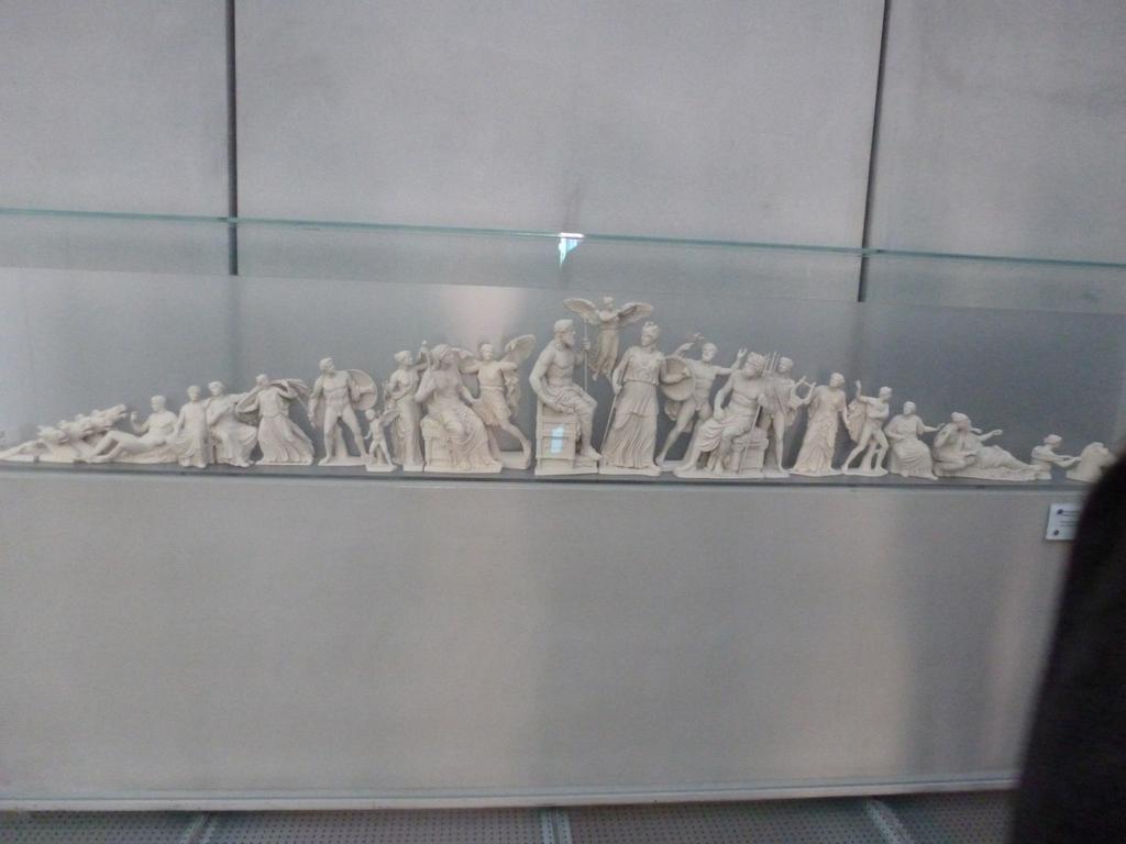 Στο ισόγειο του μουσείου είδαμε αρχικά ορισμένα αγγεία και αγαλματίδια που είχαν βρεθεί σε ανασκαφές στην Ακρόπολη και στη γύρω περιοχή της Πλάκας.