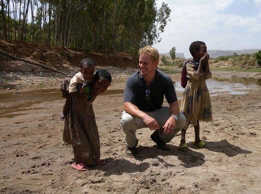 3. Matt Damon Ο Matt Damon είναι συνιδρυτής της φιλανθρωπικής οργάνωσης Water.org, η οποία βοηθά στην παροχή καθαρού νερού στις αναπτυσσόμενες χώρες.