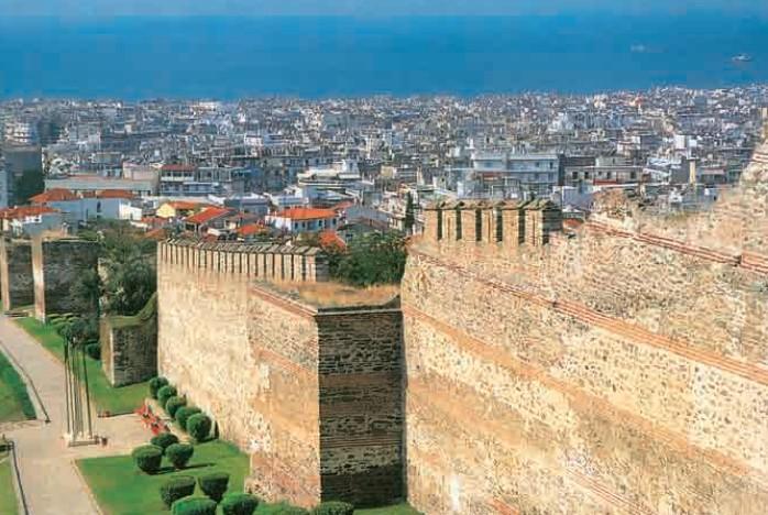 Η Θεσσαλονίκη και το τείχος της από τα ανατολικά.