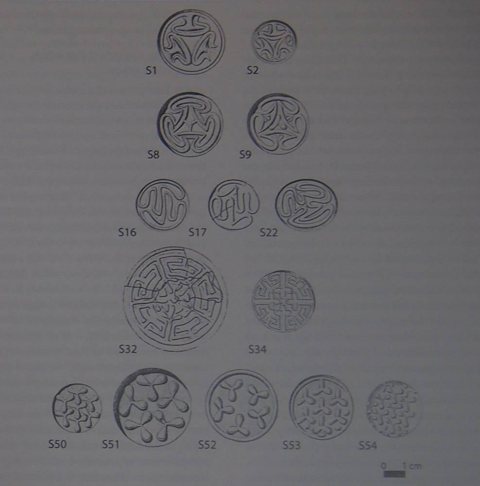 Κρήτη-Ηπειρωτική Ελλάδα κατά την Πρώιμη Εποχή του Χαλκού Από την Πρωτομινωική Κρήτη προέρχεται το μεγαλύτερο αριθμητικά σύνολο σφραγίδων, κυρίως από τάφους ενώ συνήθης είναι και η κατασκευή τους από