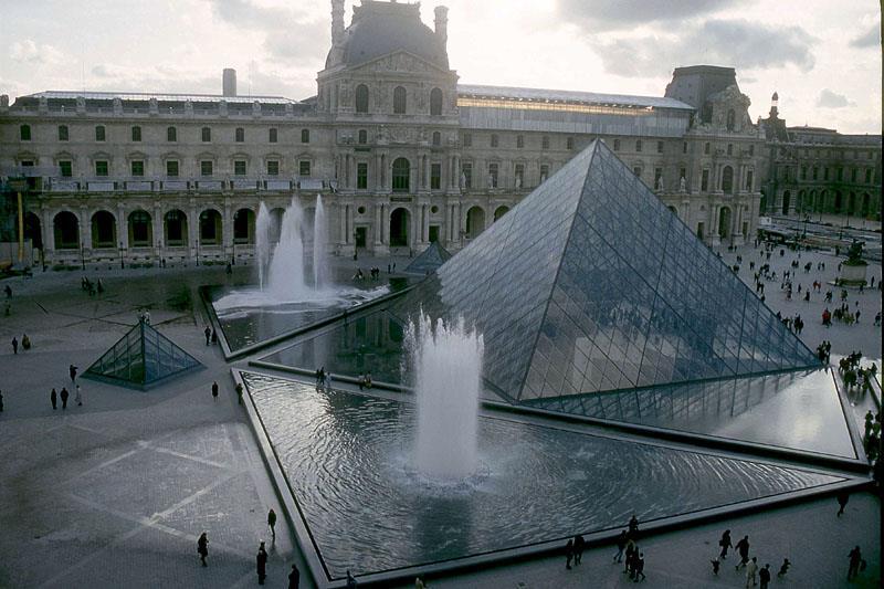 2)DE LOUVRE (ΜΟΥΣΕΙΟ ΤΟΥ ΛΟΥΒΡΟΥ) Είναι ένα από τα μεγαλύτερα και