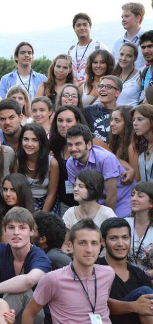 Το Ευρωπαϊκό Κοινοβούλιο Νέων (European Youth Parliament, EYP), οργανώνοντας περί τις εξακόσιες (600) δράσεις ενεργοποιεί ετησίως περί τους τριάντα έξι χιλιάδες νέους (36.