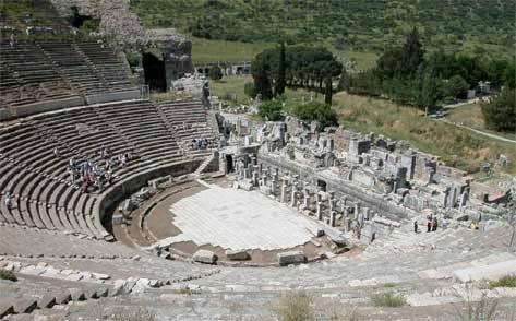 ΤΟ ΘΕΑΤΡΟ Αποτελεί το μεγαλύτερο θέατρο στο μικρασιατικό χώρο.