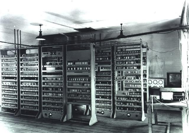 Ο EDSAC καταλάμβανε τόσο χώρο όσο και ένα σημερινό υπνοδωμάτιο ===TENNIS FOR TWO (1958)=== Το 1958 ο William Higinbotham έφτιαξε ένα διαδραστικό παιχνίδι που λέγονταν "τεννις για δυο",για την ετήσια