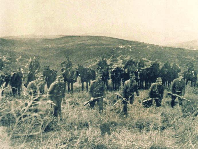 Ίλη ιππικού με τον αξιωματικό επικεφαλής προχωρεί σε ανίχνευση του εχθρού.