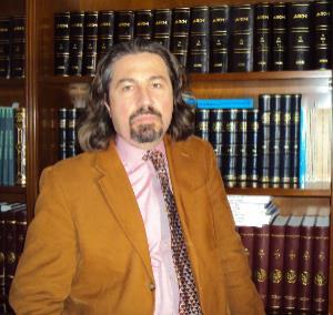 Απόστολος Άνθιμος Δικηγόρος παρ Αρείω Πάγω, εγγεγραμμένος στον ΔΣΘ από το 1998. Αναγορεύτηκε διδάκτορας στο γνωστικό αντικείμενο της Πολιτικής Δικονομίας το 2002.