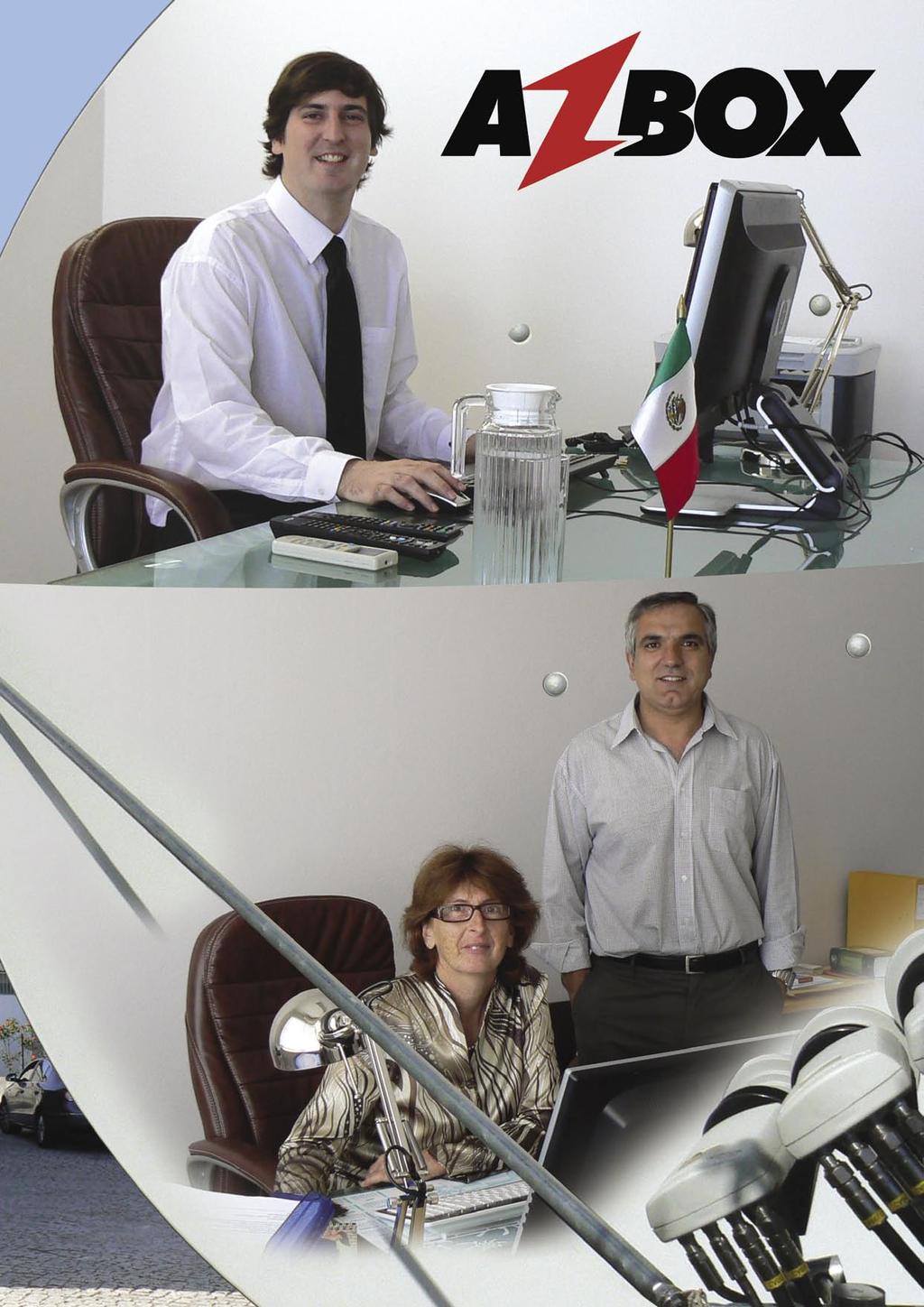 Ο Hugo Condessa, διευθύνων σύμβουλος της OPENSAT Limitada, στο γραφείο του. Διοικεί και είναι και τεχνικός υπεύθυνος. Ο Jose-Luis Condesa είναι CFO της OPENSAT Limitada, με την γυναίκα του Teresa.