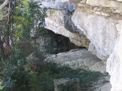 8406-035 του σπηλαίου υπάρχουν άλλα δύο σπηλαιόματα με ύψος και πλάτος 0,5μ.