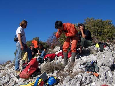 Εκεί ο Μανόλης μας υπέδειξε ένα Ανώνυμο Βάραθρο με κωδ. 8405-011. Η είσοδος του έχει άνοιγμα 0,8 x 2μ. Κατεβήκαμε με σχοινί σε αυτό περίπου 18μ.