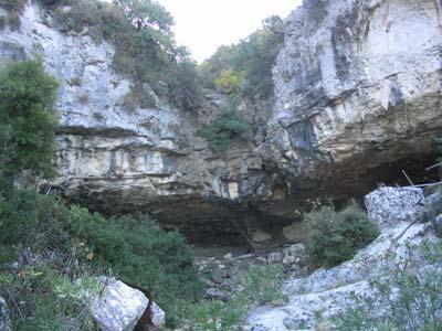 Έχει καταγραφεί από την Ε.Σ.Ε. με Α.Σ.Μ. 187 τον 7/1952 από τον Ι. Πετρόχειλο. Κυριακή 13 Νοεμβρίου 2005 Το πρωί έγινε επίσκεψη στο Σπήλαιοβραχοσκεπή με κωδ.