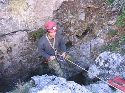 Δείχνει να είναι διάκλαση που έχει σχηματιστεί από την διάβρωση του νερού και διανοιχτεί από