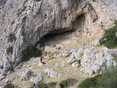 Στην πορεία μας για το σπήλαιο έγινε και έρευνα στο πεδίο για άλλες εισόδους σπηλαίων. Όλα τα σημεία που εντοπίστηκαν ήταν μικρά σπηλαιόματα 0.5 2μ.