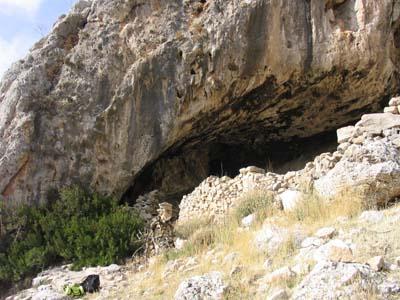 Δεν έχει κάποιο ενδιαφέρον σαν σπήλαιο. Στην ίδια περιοχή επάνω στο βουνό επισκεφτήκαμε τη Σπηλιά του «Γουρουνιού» ή «Παντελή» με κωδ. 8401-018.