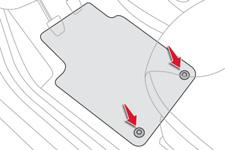 Σύνδεση των φις A1: - A2: - A3: - A4: (+) Στην 1η σκάλα A5: - A6: (+) Πλαφονιέρα A7: (+) Μόνιμο A8: Γείωση Για να αφαιρέσετε τo πατάκι της πλευράς του οδηγού, σπρώξτε όσο γίνεται προς τα πίσω το