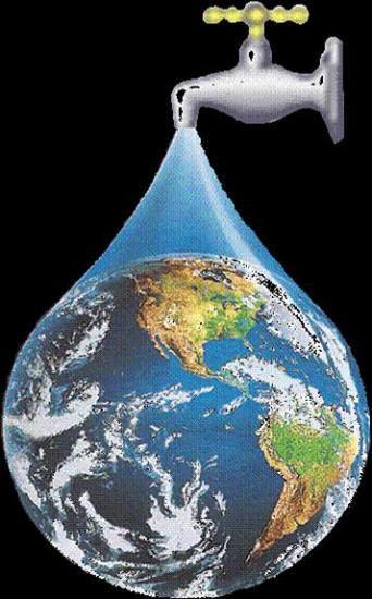 Η ύπαρξη υγρού νερού στη Γη είναι ζωτική για τη ζωή, τουλάχιστον με τις μορφές που τη γνωρίζουμε. Η ύπαρξη νερού και στις δυο άλλες φάσεις του είναι επίσης ζωτική, αν και σε ένα μικρότερο βαθμό.