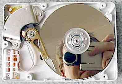 Μαγνητικός Δίσκος:Αποτελείτε από ένα ή περισσότερους δίσκους με μαγνητική επικάλυψη Τα δεδομένα