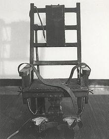 Ηλεκτρική καρέκλα Αφού οδηγηθεί στο θάλαμο εκτελέσεων, ο κρατούμενος δένεται στην καρέκλα με δερμάτινα λουριά, Ο εκτελεστής πιέζει ένα