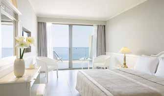 Τα ΔΙΚΛΙΝΑ ΜΕ ΘΕΑ ΤΗ ΘΑΛΑΣΣΑ δωμάτια διαθέτουν δύο μονά ή ένα διπλό κρεβάτι, μπάνιο με μπανιέρα ή ντουζιέρα και ένα ιδιωτικό επιπλωμένο μπαλκόνι που προσφέρει υπέροχη πανοραμική θέα στο Ιόνιο Πέλαγος.